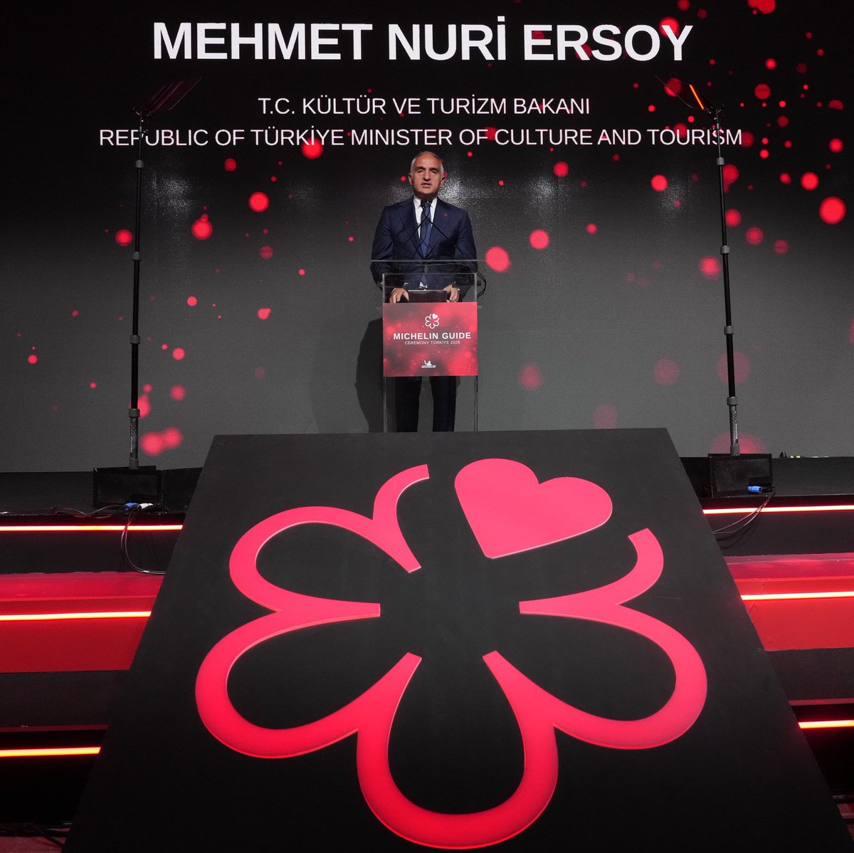MehmetNuriErsoy's tweet photo. Gastronominin küresel pusulası MICHELIN Rehberi'nin 2026 seçkisi açıklandı.

Türk mutfağının köklü mirası ve yaratıcı şeflerimizin katkılarıyla gastronomimiz artık dünya sahnesinde çok daha güçlü.

İstanbul’un uluslararası raporlarda dünyanın 1 numaralı gastronomi şehri seçilmesi, yürüttüğümüz gastrodiplomasi çalışmalarının önemli bir göstergesi.

İstanbul, İzmir ve Muğla'nın ardından bu yıl Kapadokya’nın da listeye dahil olması, Anadolu’nun benzersiz lezzet kimliğini daha görünür kılıyor. 

En önemli gelişme ise gelecek yıl MICHELIN Rehberi’nin Türkiye’nin tamamını kapsayacak olması.

Tüm şeflerimizi ve restoranlarımızı tebrik ediyorum. 

Türk gastronomisi yükseliyor; Türkiye, gastronomi turizminde hak ettiği yere adım adım ilerliyor.