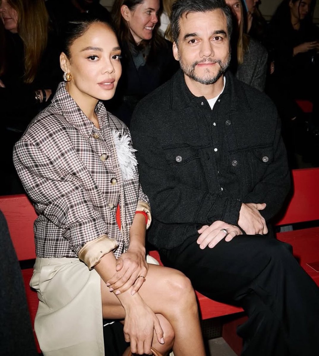 Wagner Moura (O Agente Secreto) e Tessa Thompson (Hedda) no desfile da CHANEL.