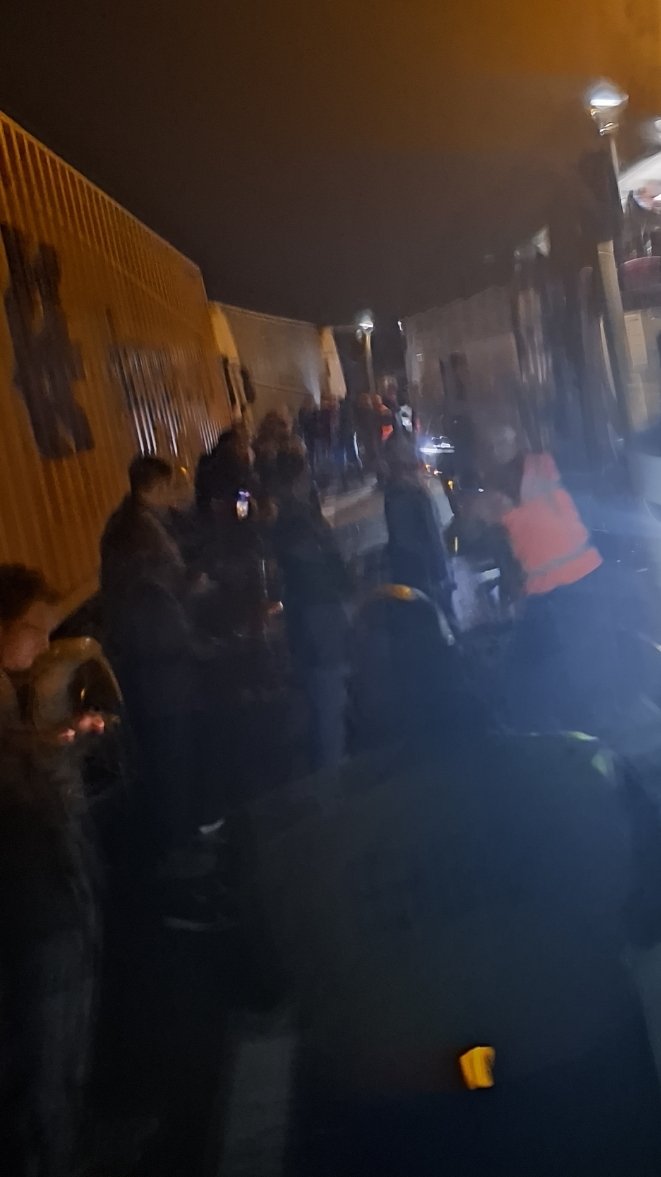 ErwinWinterswyk's tweet photo. Inmiddels al ruim een uur dit uitzicht op een donkere P langs de A12.  Net zo lang zuigen tot dat supporters het zat zijn? Of wat is  de bedoeling  ? #vitgra https://t.co/T7Si7QVMyN