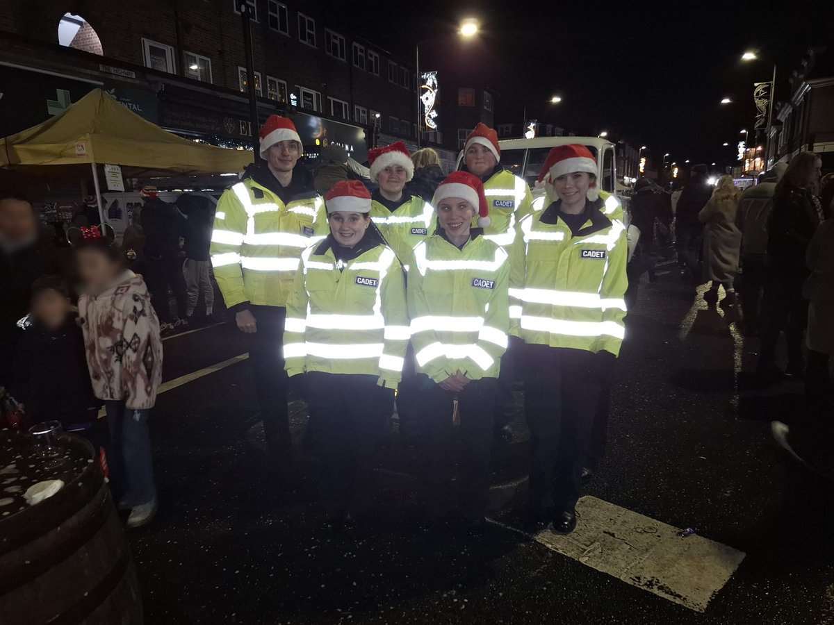 TVP_Bucks's tweet image. Our volunteer police cadets were on duty at the #Beaconsfield Festival Of Lights last night 👮‍♂️

The cadets staffed an engagement stand and escorted Santa in the parade 🎅🏼

Our Mayors Cadet also worked alongside the Town Council Deputy Mayor 

@NationalVPC #PoliceCadets