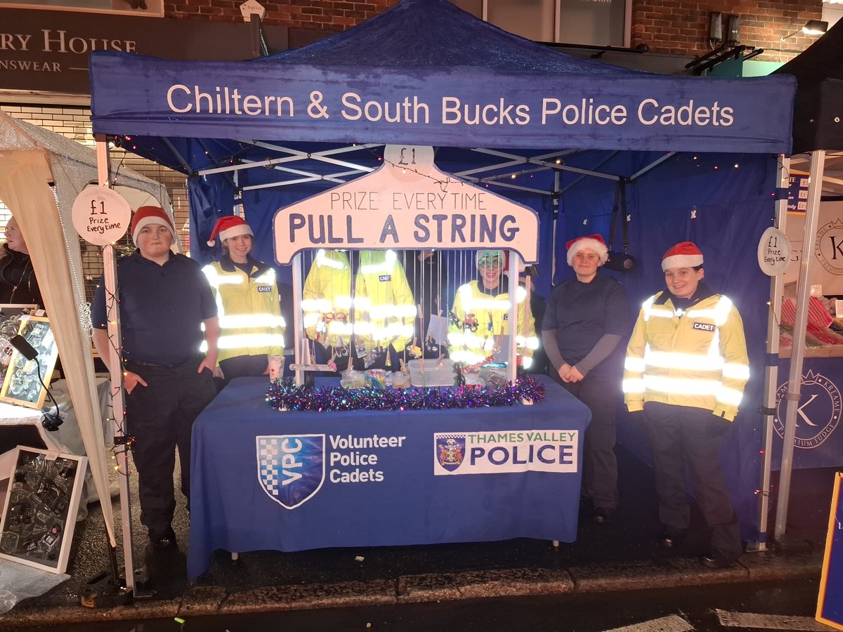 TVP_Bucks's tweet image. Our volunteer police cadets were on duty at the #Beaconsfield Festival Of Lights last night 👮‍♂️

The cadets staffed an engagement stand and escorted Santa in the parade 🎅🏼

Our Mayors Cadet also worked alongside the Town Council Deputy Mayor 

@NationalVPC #PoliceCadets