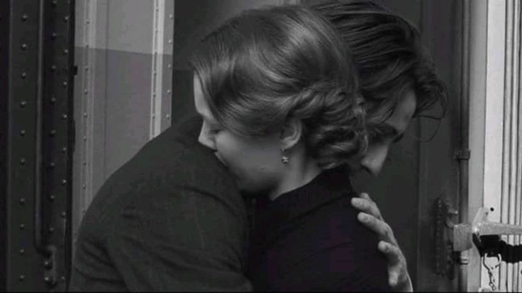 "Tüm samanyolu altüst olsa
bendeki yerin asla değişmez.
milyon yıl geçse ışığından tanır bulurum seni.
Sen gökyüzümün tek yıldızısın."