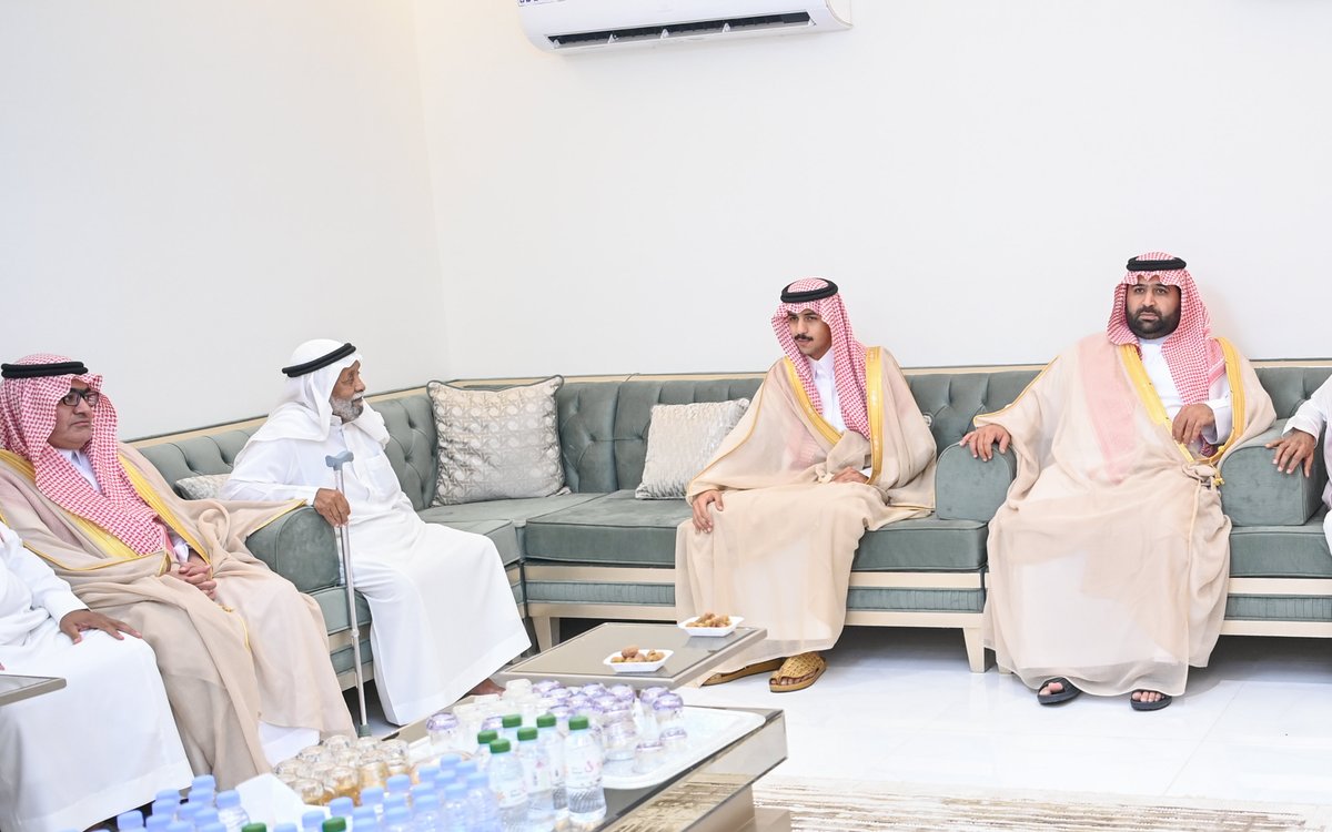 jazangov's tweet photo. سمو أمير منطقة جازان
#محمد_بن_عبدالعزيز
يعزي إبراهيم صالح هملان "أحد أفراد الحماية الخاصة" في وفاة شقيقته - رحمها الله -.

https://t.co/jVpYffyK59 https://t.co/XLmOPfMmtw