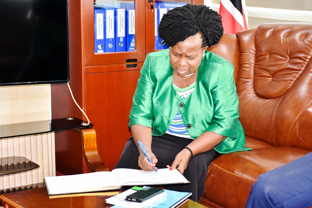 CRAKenya's tweet image. Chair CPA Mary Chebukati, Commissioners Dr. Isabel Waiyaki, Jonas Kuko, Hadija Juma &amp;amp; Dr. Jalang’o Midiwo met with IGTRC Chair CPA Kithinji Kiragu, Members Angeline Hongo &amp;amp; Linet Maru &amp;amp; Director Victor Odanga. Discussed the ongoing unbundling of devolved functions 1/2
#Devolution