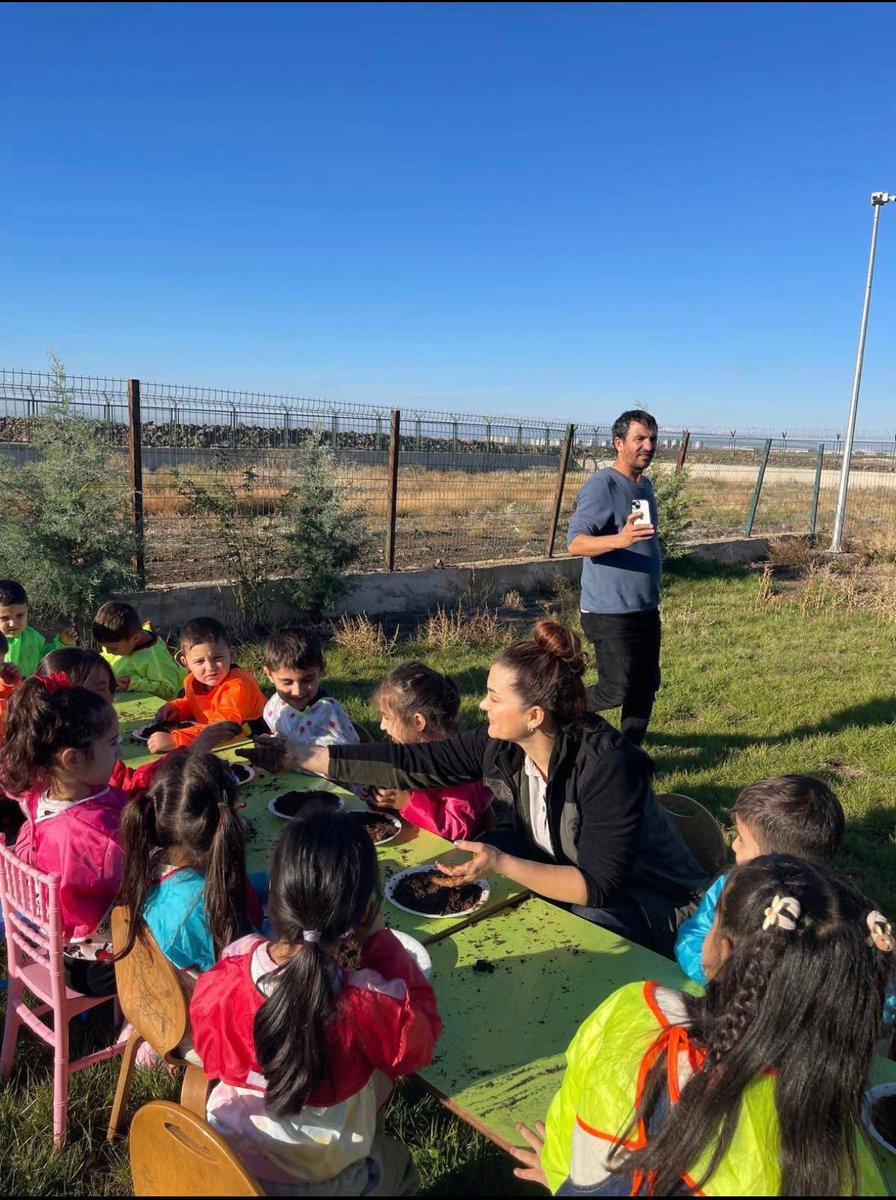 Diyarbakır Orman İşletme Müdürlüğü olarak “Köklerden Geleceğe Nefes” iş birliği protokolü ve 11 Kasım Milli Ağaçlandırma Günü programı kapsamında Kayapınar ilçesi Adalet Anaokulu öğrencileriyle birlikte tohum toplarını Toprak 'la buluşturma etkinliğini gerçekleştirdik.