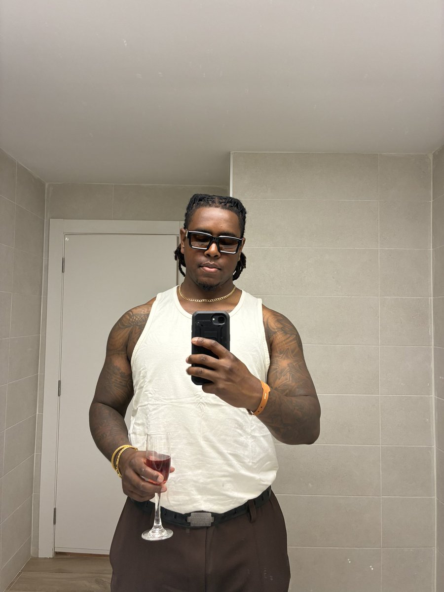 Tyuawn's tweet photo. Just on vacation 🥂🌴 https://t.co/fdrL19VaHy