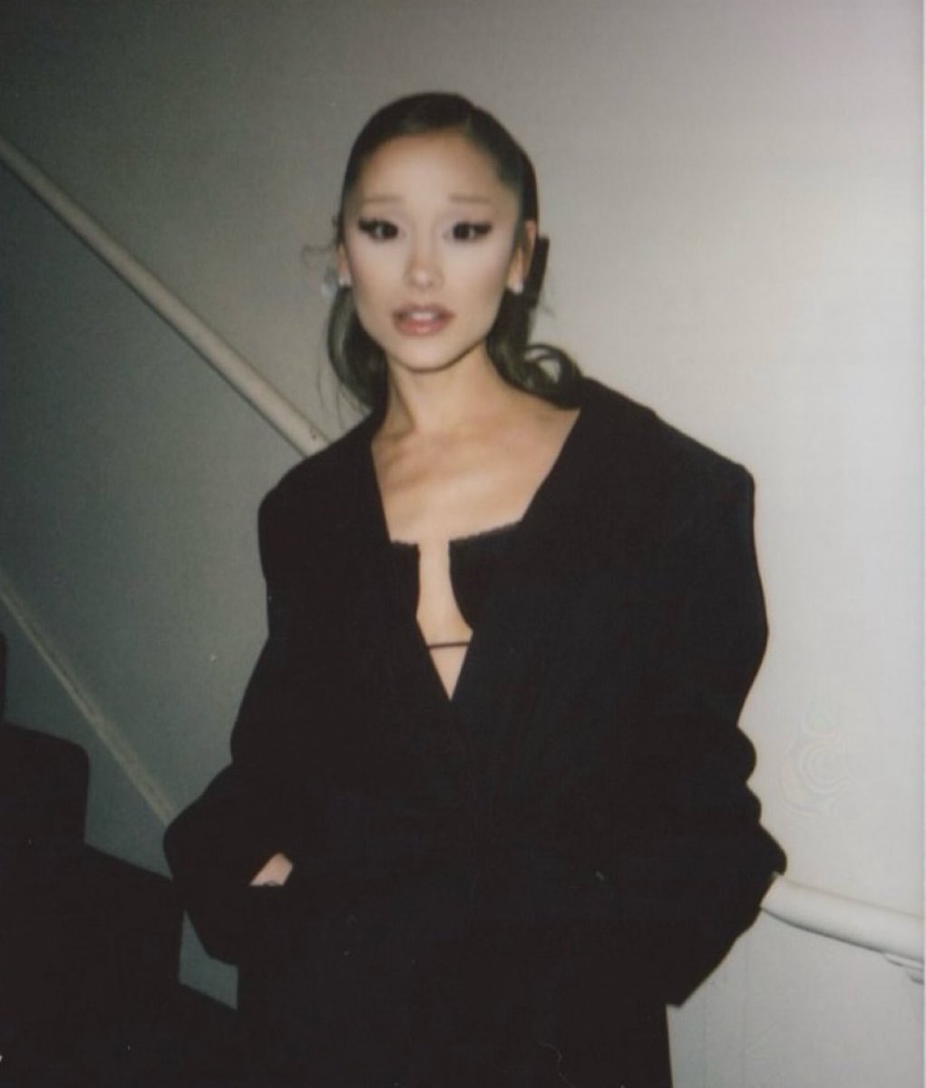 bright3rrdays's tweet image. ya’ll tweak way too much bc i see the exact same woman in these specific photos minus tan.