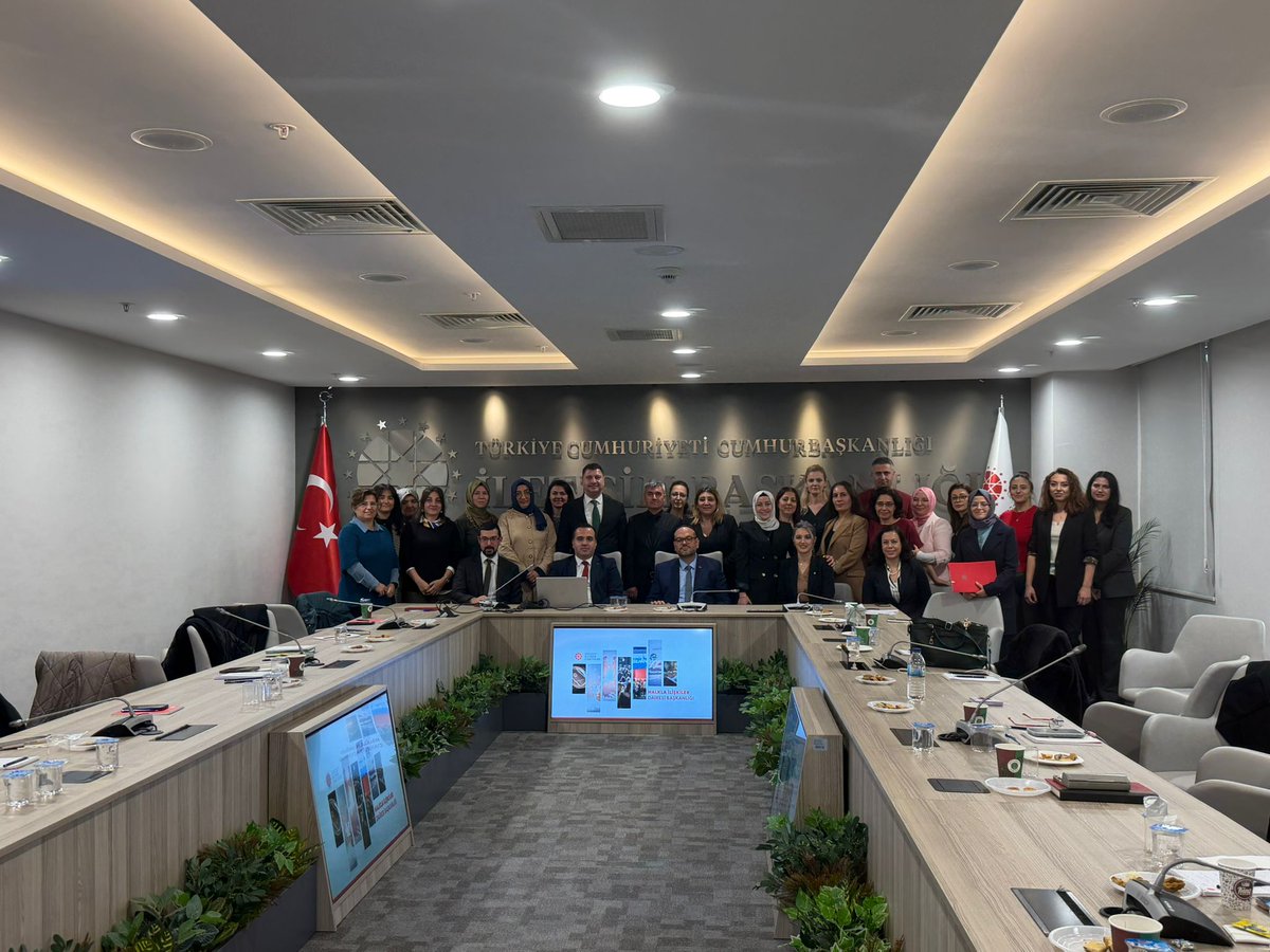 igiraysahin's tweet photo. Cumhurbaşkanlığı İletişim Başkanlığımız tarafından Türkiye’nin dört bir yanından gelen CİMER kullanıcılarının katılımı ile "Gönüllü CİMER Eğitim ve Bilgilendirme Toplantısı" düzenlendi. 

Toplantıda; millet ile devlet arasında iletişim köprüsü olan CİMER sisteminin daha da geliştirilmesi, bu sayede vatandaşlarımızın dilekçe ve bilgi edinme hakkına hızlı ve nitelikli erişiminin güçlendirilmesi konusunda ortak bir perspektifin varlığı ifade edildi.

Bu vesileyle vatandaşa hizmet hassasiyetini her şeyin üzerinde tutan kıymetli CİMER kullanıcılarımıza teşekkür ediyor, CİMER aracılığıyla katılımcı, şeffaf ve hesap verebilir  bir kamu yönetimi anlayışını güçlendirmek için çalışmalarımıza kararlılıkla devam ediyoruz.