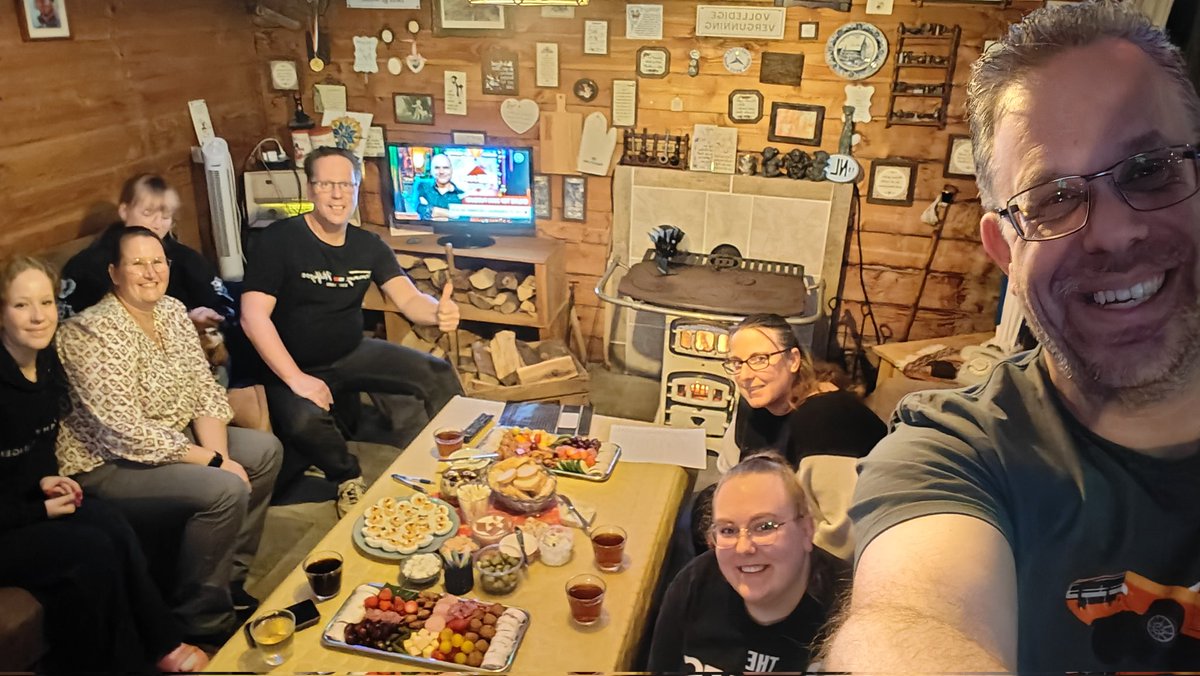 RuudSaris's tweet photo. @Top2000agogoNTR Team "bij twijfel zal het wel Slayer zijn" is nu met 7 man sterk van de partij! (En hapjes !) https://t.co/DiVEyrUoa7