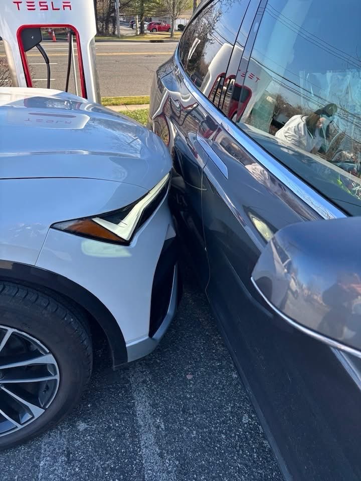 darith's tweet photo. @GoBros03 Acura charge port design makes it stressful, right? https://t.co/GNH46VEsfK