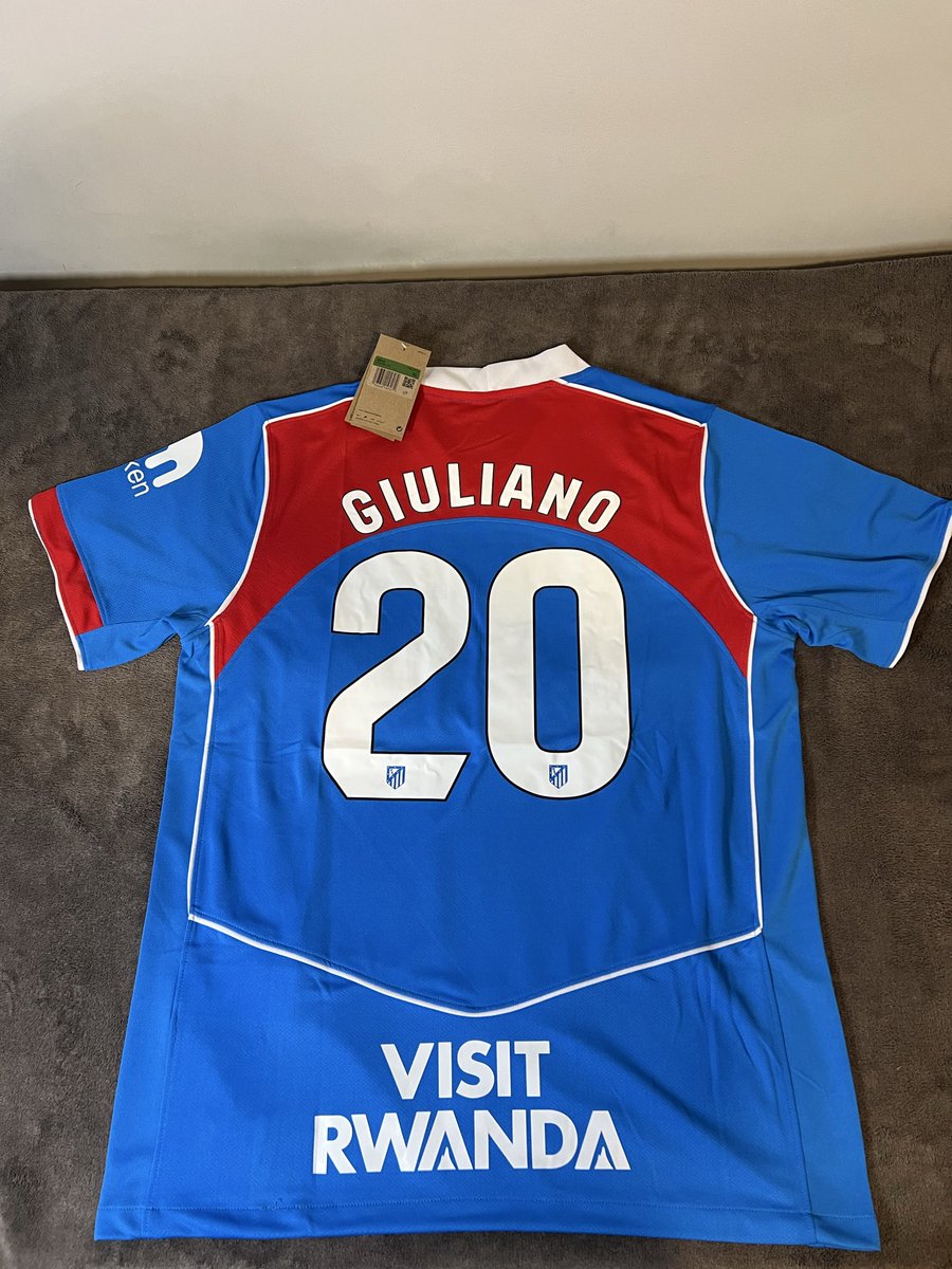 GFootballshop's tweet photo. Se vende:

Tercera equipación Atlético de Madrid 25/26
Jugador: Giuiliano Simeone
Dorsal: 20
Talla: L
Color: Azul y rojo

Nueva con etiqueta https://t.co/Fnj0JytVjJ