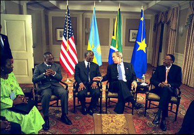 🇨🇩 Le "Bis Repetita" de Washington : Félix Tshisekedi à l'épreuve de l'Histoire

​"Bis encore" ou tournant historique ? 23  ans après la rencontre de Washington entre l'ancien président Laurent-Désiré Kabila et le président rwandais Paul Kagame en 2002...

Thread
