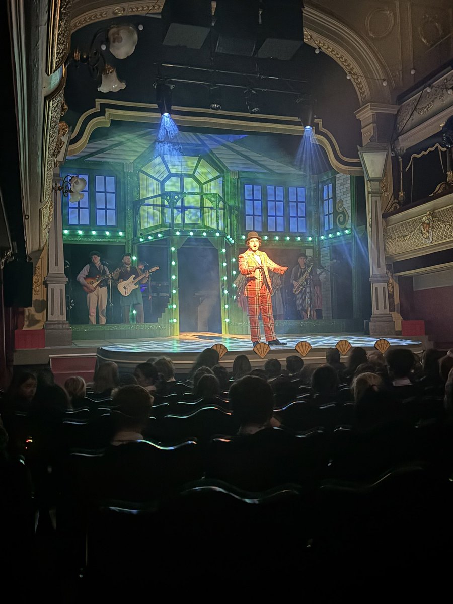 holmfirthhigh's tweet photo. A fantastic, fun filled afternoon watching Aladdin Rock n Roll Panto @CityVarieties . Christmas has definitely started for Year 7 🎄🤶🎅🎶🎵🎸🎺🥁 https://t.co/IGBrj44Pmi