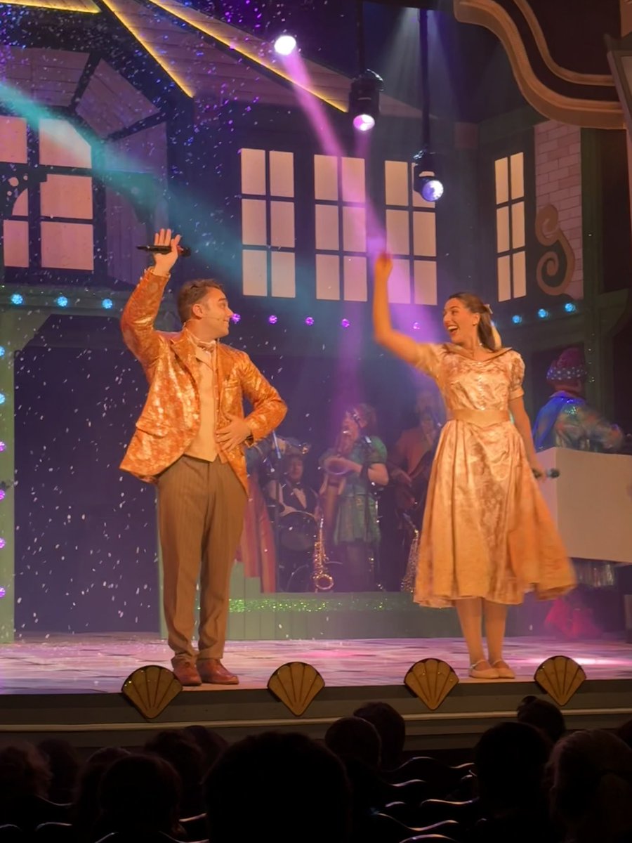 holmfirthhigh's tweet photo. A fantastic, fun filled afternoon watching Aladdin Rock n Roll Panto @CityVarieties . Christmas has definitely started for Year 7 🎄🤶🎅🎶🎵🎸🎺🥁 https://t.co/IGBrj44Pmi