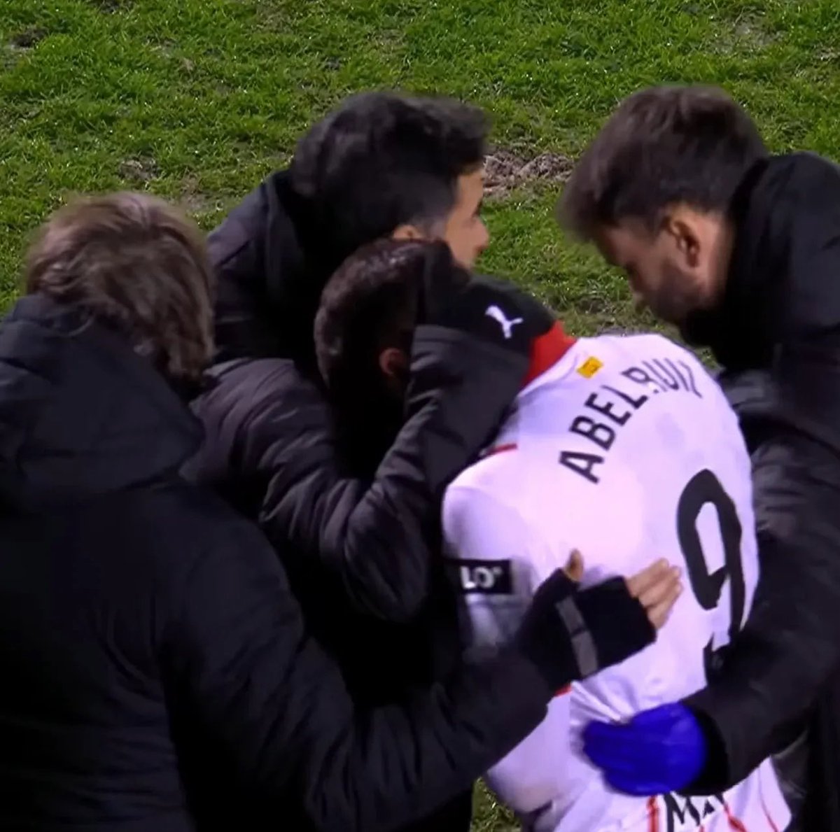 AbelRuizOrtega's tweet image. Impotencia y tristeza. Cuando parece que te encuentras bien y que vas a más llega otra caída. La realidad es que ahora mismo solo tengo pensamientos negativos y quiero pensar que 2026 vendrá con alegrías olvidando todo lo pasado.
Resiliencia lo tengo grabado en mi piel y con esa…