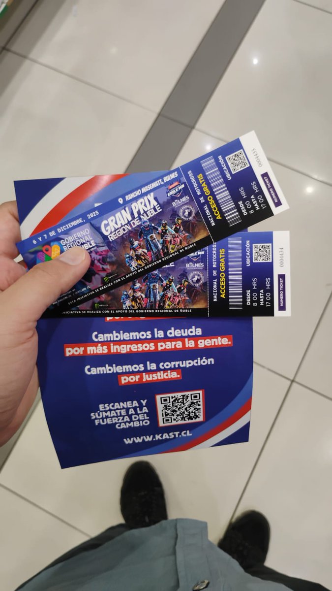 Valentinal49032's tweet photo. Está pasando en Chillán: las cuadrillas de Kast entregan propaganda en el centro junto con entradas de un evento organizado por el GORE Ñuble 🤔 
Queeeee ondaaaaa? 
#Kast #Chile #Presidenciales #BalotajeChile #EleccionesChile #JaraGanaEnSegunda #KastPresidente https://t.co/wLyVBw6vSv