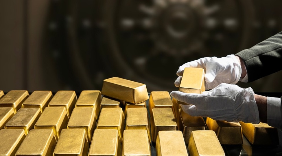 💥 Bold call from Saxo Bank: gold could hit $10,000/oz in 2026 — more than double today’s price.

After last month’s pullback, gold has rebounded to ~$4,200/oz and remains in a bullish up-trend. Technicals point to $5,700/oz, while “tail-risk” scenarios (like a quantum-crypto