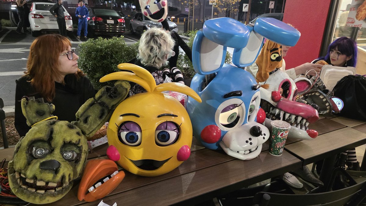 PuggosP's tweet image. I got to see these amazing Fnaf 2 heads after the red carpet premiere of Five Nights At Freddy’s 2!

#fnaf2 #fnaf2movie #fivenightsatfreddys