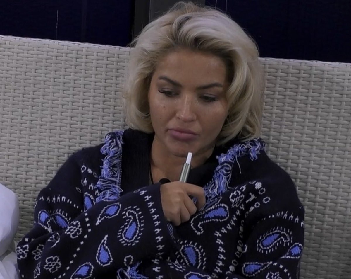Stranfer0's tweet photo. Lei vorrebbe solo tornare in Kosovo 😞🤏🏼 #grandefratello https://t.co/0qjVqByvCa