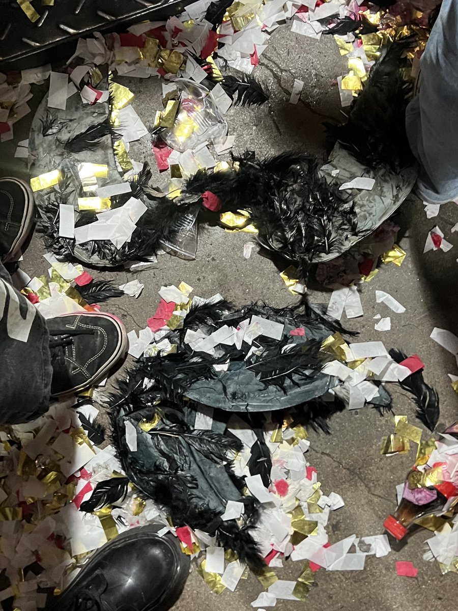 braunrenn's tweet photo. despelucharon a unos pollos negros en el art media https://t.co/l0PNtdDpax