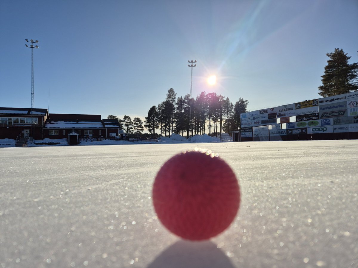 Ny säsong. 
Nya tag vid tangentbordet. 

Kalix Bandys div3-lag går in i allvaret kommande helg. 
Jag försökte få ihop bokstäver till ord om det.

Så här blev det 👇

sargvakten.se/lange-har-vi-v…