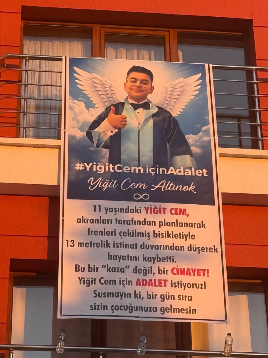 Yiğit Cem'in annesi, balkona oğlunun pankartını astı:

"Kıyafetlerini astığım balkondan şimdi adaletin için pankart asıyorum..."

Yiğit Cem’in annesi adalet arıyor. Kamu oyu olarak hep beraber söyleyelim:

 #YiğitCemAdaletBekliyor