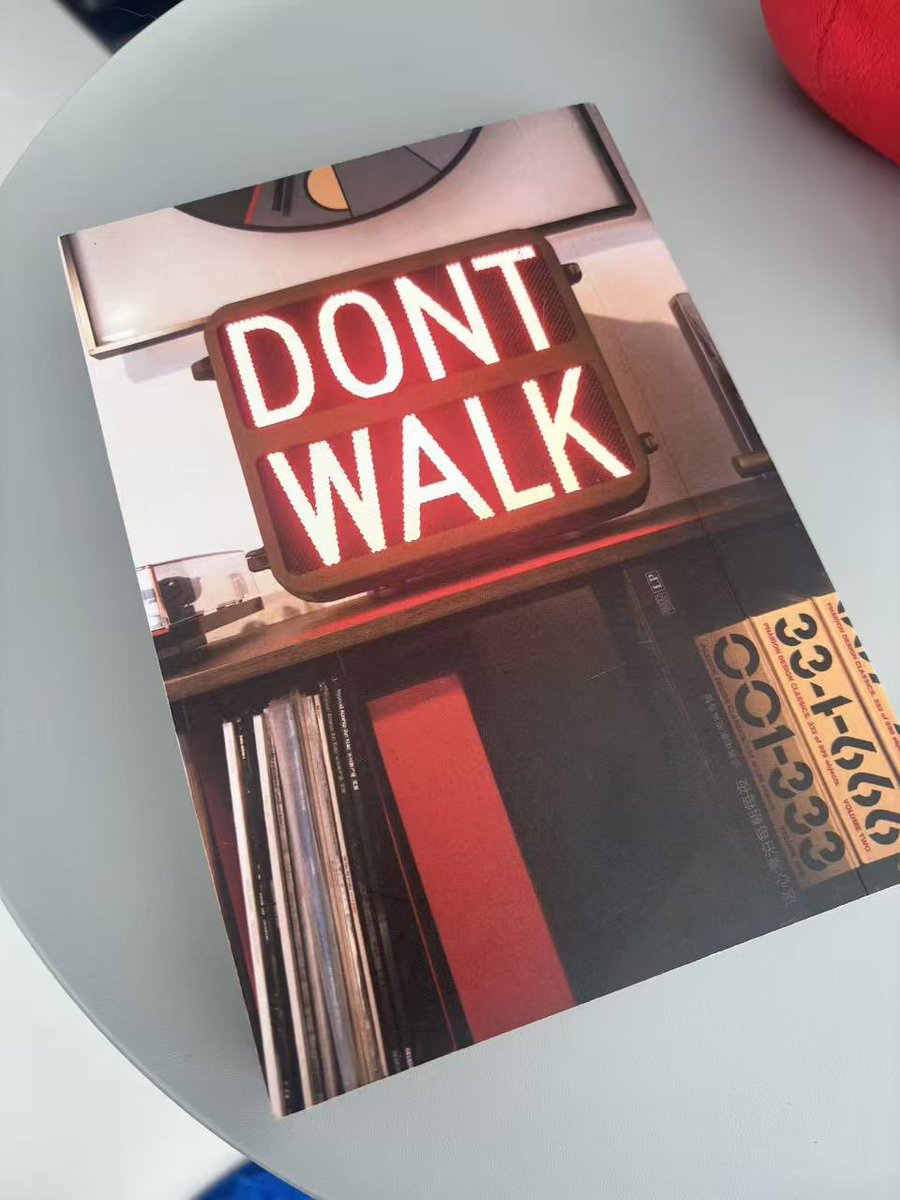 新书：DONT WALK 摄影集

这是一本带有纪录片气质的摄影集，由我的太太 Yusin 在我们家随手拍下的生活片段构成。最初只是因为被当下打动而按下快门，从未想过要把这些画面展示给别人看。