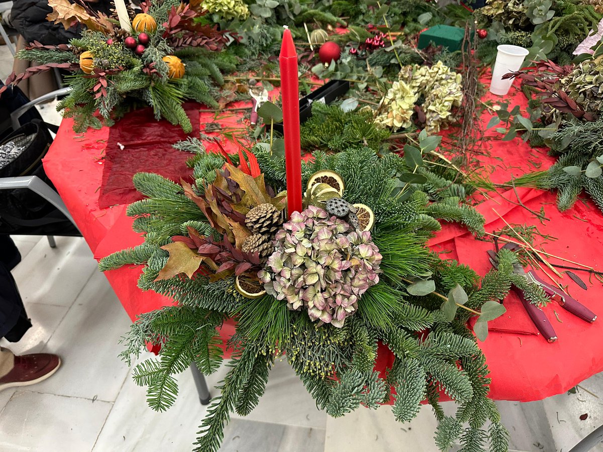 ¡Éxito del IV Curso de Centros de Navidad! Tarde mágica y creativa junto a Rando Floral Events, creando adornos únicos para estas fiestas.

Todo lo recaudado se destina integramente a obra social de la Cofradía.

¡Sois increíbles!

#NavidadSolidaria #Estudiantesmig #obrasocial