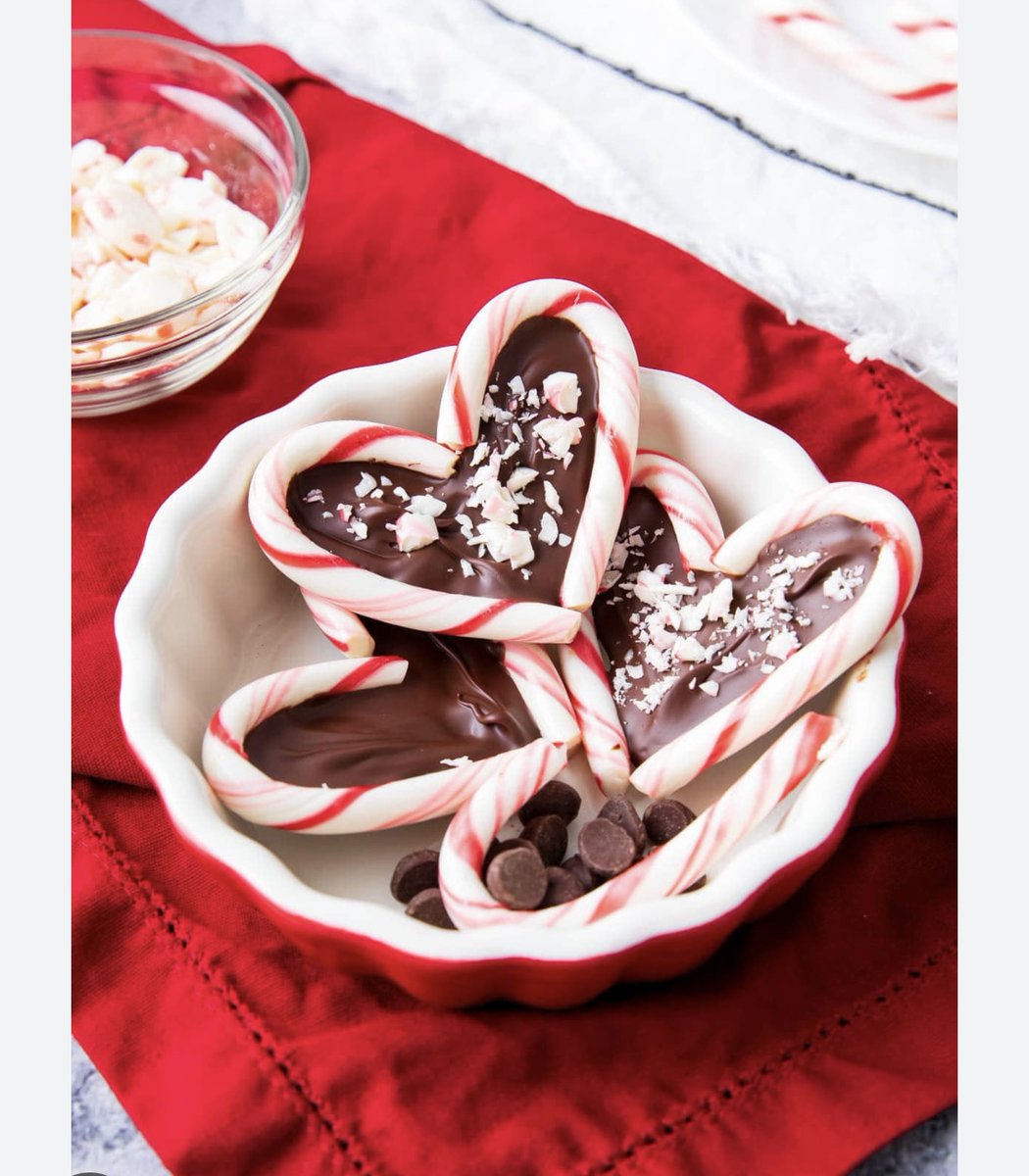 ✨ December just got sweeter!

Our Wafflerita of the Month is dressed for the holidays with rich chocolate syrup and a sprinkle of crushed candy canes.

Warm, melty, minty, chocolatey—it’s basically holiday cheer on a stick. 🎄❤️

Come taste the magic all month long!