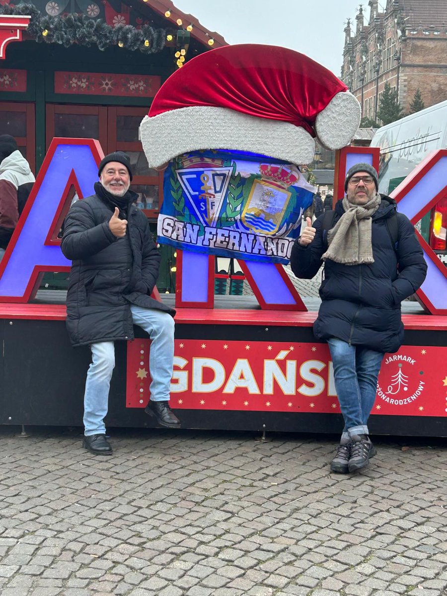 💙 ¡El mercadillo navideño de Gdansk también se tiñe de azulino! 

🌍 ¡Azulinos por el mundo en Polonia! 🇵🇱

#CDSanFernando1940