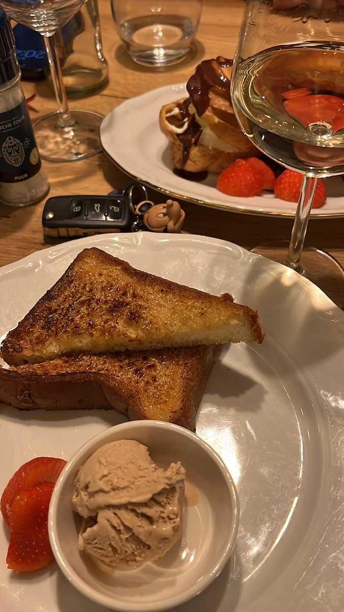 Polderland's tweet photo. Mijn nauwelijks alcohol consumerende vechtgenoot bied ik een slokje van mijn dessertwijn aan.. “eerst ruiken, lief”
“Hmmm ruikt naar verfafbijt!” I rest my case 🥂 #Haut #Weesp #PainPerdu #Profiteroles au chocolate chaud https://t.co/bQt32TNi1z