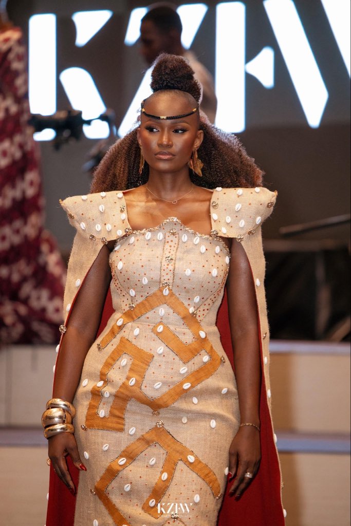 UNzinga74508's tweet photo. Kolwezi a brillé au niveau international 🔥✨
Une 1ère Fashion Week réussie, portée par une visionnaire : Marié Natacha Masuka 🧠💫 @FifiMasukaSaini 

Bravo pour ce show historique qui fait rayonner la mode congolaise 🇨🇩🌍
#KolweziFashionWeek #FiertéRDC https://t.co/wla0zdaFs2