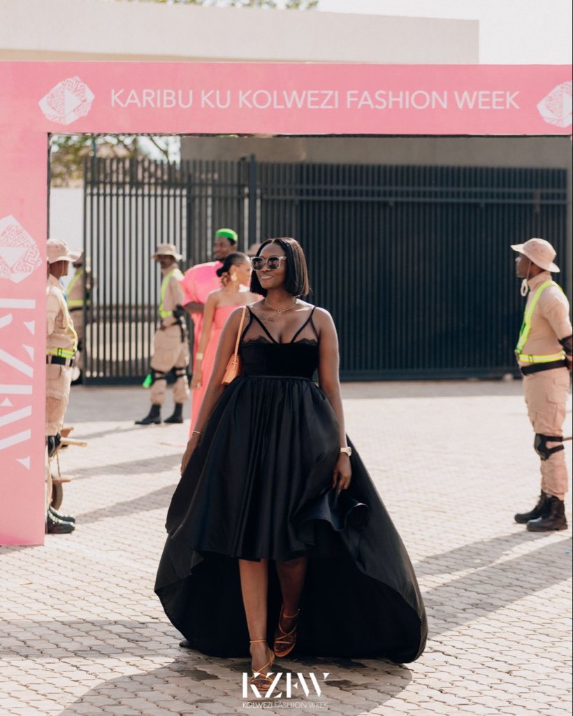 UNzinga74508's tweet photo. Kolwezi a brillé au niveau international 🔥✨
Une 1ère Fashion Week réussie, portée par une visionnaire : Marié Natacha Masuka 🧠💫 @FifiMasukaSaini 

Bravo pour ce show historique qui fait rayonner la mode congolaise 🇨🇩🌍
#KolweziFashionWeek #FiertéRDC https://t.co/wla0zdaFs2