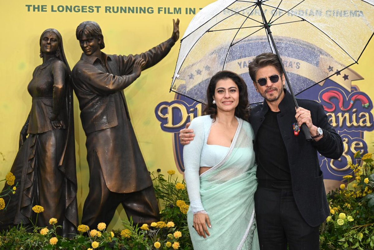 SRKUniverse's tweet photo. That little bell held the entire essence of “Dilwale Dulhania Le Jayenge.”❤️🔔
@iamsrk @itsKajolD @yrf
#SRK #ShahRukhKhan #Kajol #30YearsOfDDLJ #DDLJ #DilwaleDulhaniaLeJayenge #LeicesterSquare #YRFInternational #London #King https://t.co/eSgOjUy93s
