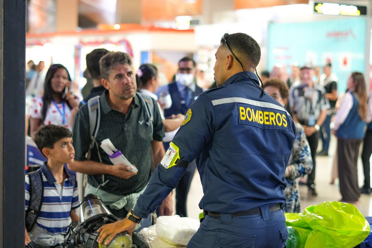 Hoy acompañamos a <a href="/JetBlue/">JetBlue</a> en una actividad enfocada en fortalecer la cultura de seguridad en nuestra operación.

Bomberos, caninos y entidades aliadas compartieron sus capacidades para seguir construyendo un aeropuerto seguro y confiable. ✈️🔵