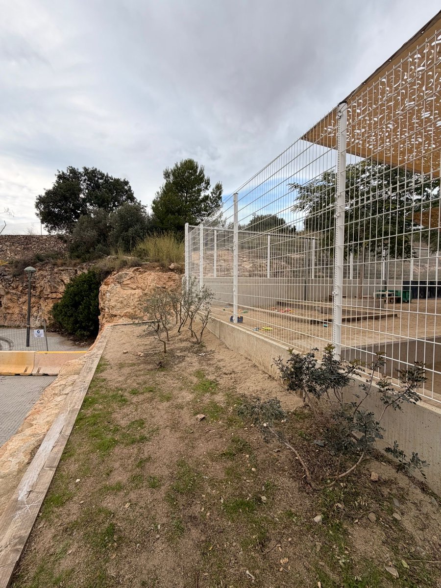 jordi_collado's tweet photo. Avui hem estat a l’Escola Arrabassada amb l’AFA. 4 mesos de picar pedra a tocar de les classes d’I3, I4 i I5 no són “molèsties puntuals”: és posar en risc el seu benestar.

Hem enviat una carta a Ajuntament i a Generalitat. Les obres poden esperar; la salut dels infants no. https://t.co/m71LNeTvAl