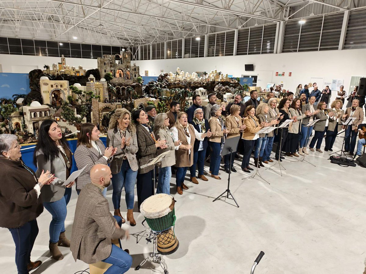 A los coros de San Miguel y del Rocío, y a la Pastoral del Calvario por ponerle música a esta tarde tan entrañable; a D. Antonio por bendecirlo y acompañarnos.
Llegan días donde el respeto y el amor al prójimo deben estar más presentes que nunca. Seamos ejemplo también en eso.