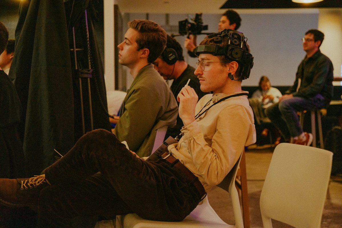 Other than Spotify Wrapped, what’s your favorite way to use AI? If you’re struggling for an answer that's not "chat", today’s your lucky day – we've got footage from Interfaces Camp IRL-only Demo Day last month
(not included two teams in stealth mode)
Thread w. videos 👇👇👇