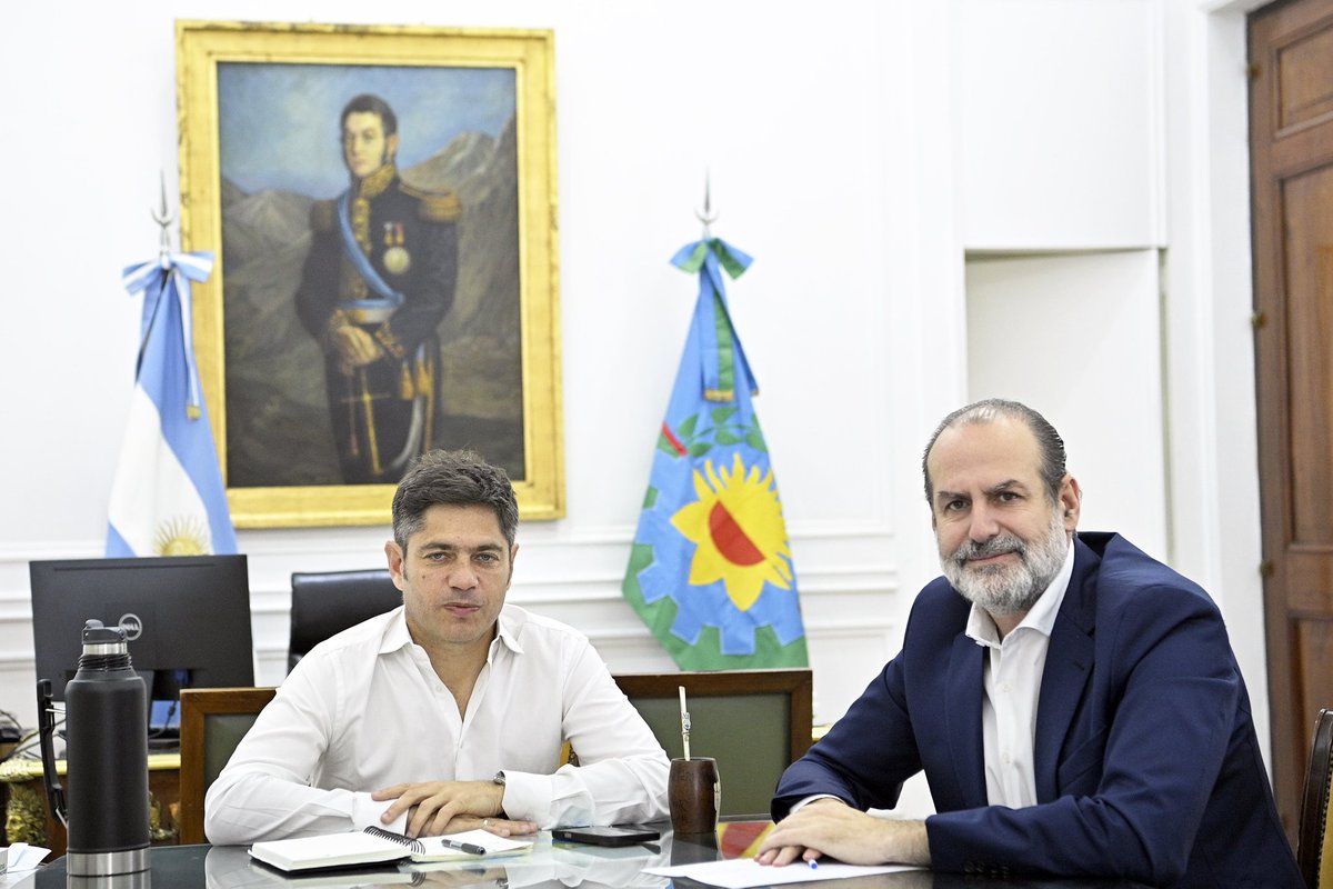Muy productivo encuentro con nuestro gobernador @kicillofok.

Repasamos el significativo avance del plan hídrico multinanual que el gobierno provincial viene realizando para solucionar definitivamente el problema de la provisión de agua potable, uno de los más críticos para la