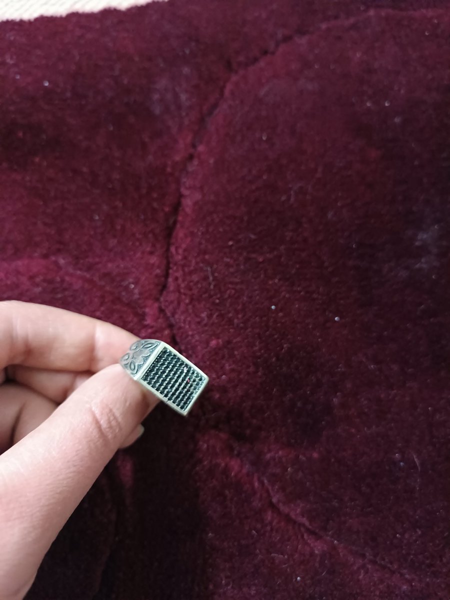 این انگشتر رو عمه ام برای محمدرضا سوغاتی اورده بود و روز ۲۹شهریور بهش داده بود،

شب سی شهریور ، محمدرضا با گلوله جنگی کشته شد
#محمدرضاـاسکندری
#یاد_آر