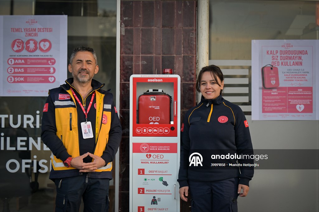Başkentte, 25 noktaya yerleştirilen yerli üretim Otomatik Eksternal Defibrilatör (OED) cihazları ani kalp durması vakalarında acil tıbbi personel vakaya müdahale edinceye kadar geçen sürede hayat kurtaracak. Başhekim Yrd. Dr. Öğr. Üyesi Bensu Bulut, AA 'ya açıklamalarda bulundu.