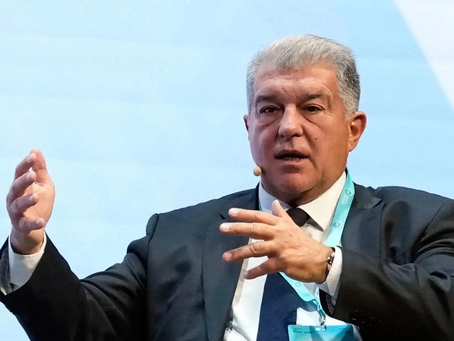 كرويف؟

🗣️ جوان لابورتا: «هو أهم شخصية في تاريخ برشلونة بعد غامبر. بالنسبة لي، حوّل كرة القدم إلى فن، كان أفضل لاعب في عصره، وأسس مدرسة كمدرب تبعها لاحقًا غوارديولا وريجيكار… كانت لي علاقة شخصية معه، كنا أصدقاء. إنه مرجع في عالم كرة القدم، وكان شخصًا استثنائيًا.»