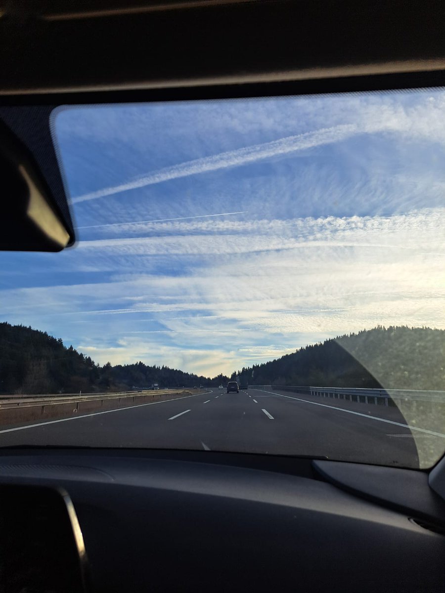 <a href="/alfa__kurt/">𝑨𝒍𝒇𝒂_𝑲𝒖𝒓𝒕 🇹🇷💫</a> Bolu ankara yolu saydığım uçak sayısı 6 adet. Tüm gün zehirlediler.  Hani bu hafta her yer yağışlı idi tek gram yağmur yok. Devletten gram  ses yok. Bu milletin soyunu kurutmaya and içmişler resmen.