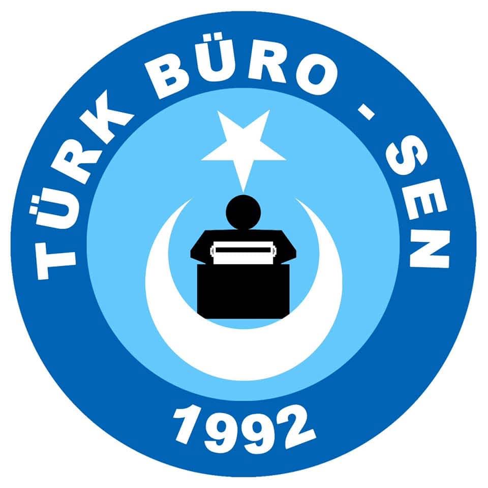 nebiyay's tweet photo. Henüz ortada bir sendika yasası dahi yokken, zor şartlar altında ilkeler ve değerler üzerine inşa edilen Türkiye Kamu-Sen, 1992 yılında kurulduğu günden 4688 sayılı yasanın çıktığı 2001 yılına kadar onurlu, kararlı ve tarihi bir mücadele vermiştir.

Bugün ise çeşitli meslek odaklı gruplarca kurulan onlarca sendika bulunmaktadır. Ancak dün, bu yasanın çıkması için hiçbir yasal zemin olmadan mücadele edenlerin taşıdığı ilkeyi, sorumluluğu ve emek bilincini anlamaya yetecek ne geçmişleri ne de birikimleri vardır.

Kamu hizmeti, her meslekten çalışan arkadaşlarımızın alın teriyle yürümektedir. Her kamu çalışanı bizim değerimizdir; emekçi mesai arkadaşlarımızdır. Bu nedenle hiçbir meslek grubu üzerinden ayrıştırma, hor görme, başkalaştırma hakkı yoktur, olamaz. Kamu çalışanları arasında mesleki üstünlük yaratan bir anlayış, temsil ettiği değerlerle bağdaşmaz.

Türkiye Kamu-Sen; dün bu yasanın çıkması için nasıl mücadele ettiyse, bugün de grevli ve gerçek anlamda toplu sözleşmeli sendikal hak için aynı kararlılıkla mücadelesini sürdürmektedir.

Bu sebeple; Türkiye Kamu-Sen’in dününe, bugününe ve yarınına hiçbir sendika yön veremez, yöntem belirleyemez. Ne yaptığını da, ne yapacağını da iyi bilen; köklü, kurumsal, tecrübeli bir yapının adıdır Türkiye Kamu-Sen.
@Kamu_Sen 
@TurkBuroSenGM