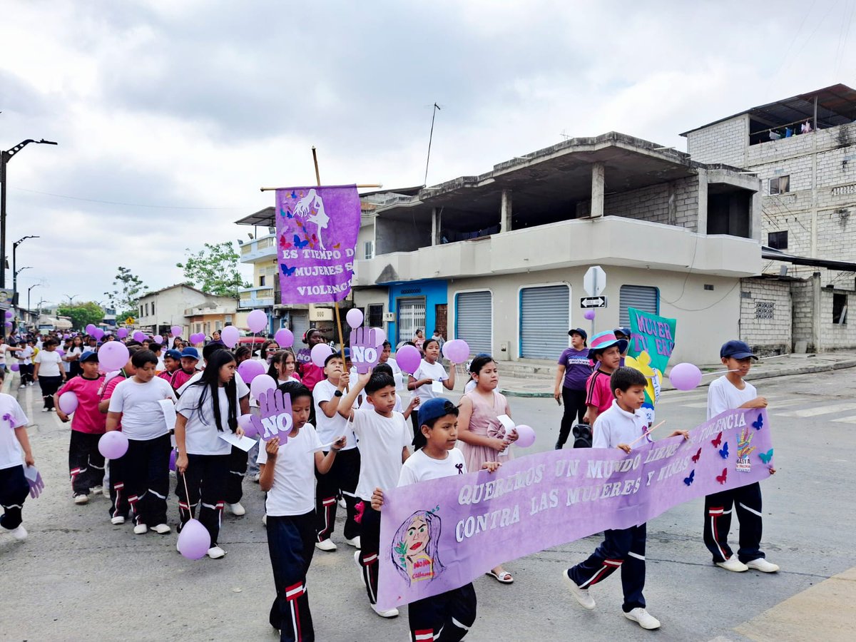 Salud_CZ8's tweet image. La directora del #Distrito09D08, Ginger Valle, junto a autoridades locales y Unidades Educativas de la parroquia #Progreso, se sumaron a la marcha   por la Eliminación de la Violencia contra la Mujer, promoviendo la reflexión y el respeto. 💜♀️