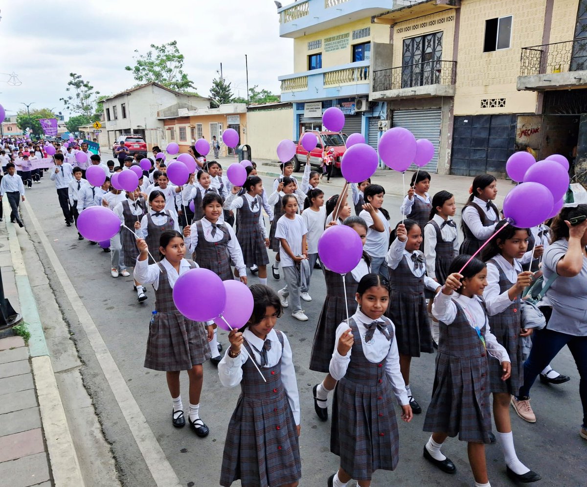 Salud_CZ8's tweet image. La directora del #Distrito09D08, Ginger Valle, junto a autoridades locales y Unidades Educativas de la parroquia #Progreso, se sumaron a la marcha   por la Eliminación de la Violencia contra la Mujer, promoviendo la reflexión y el respeto. 💜♀️
