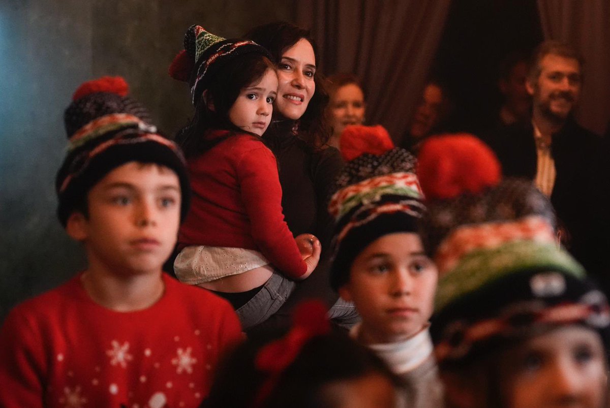 Vive la Navidad en Sol. 

Donde los niños se convertirán en guardianes del agua de Madrid y todos, comprar productos de las 30 entidades sin ánimo de lucro, en la Casita solidaria de Pontejos.

Visita el Nacimiento, los coros, la luz… Madrid es alegría.