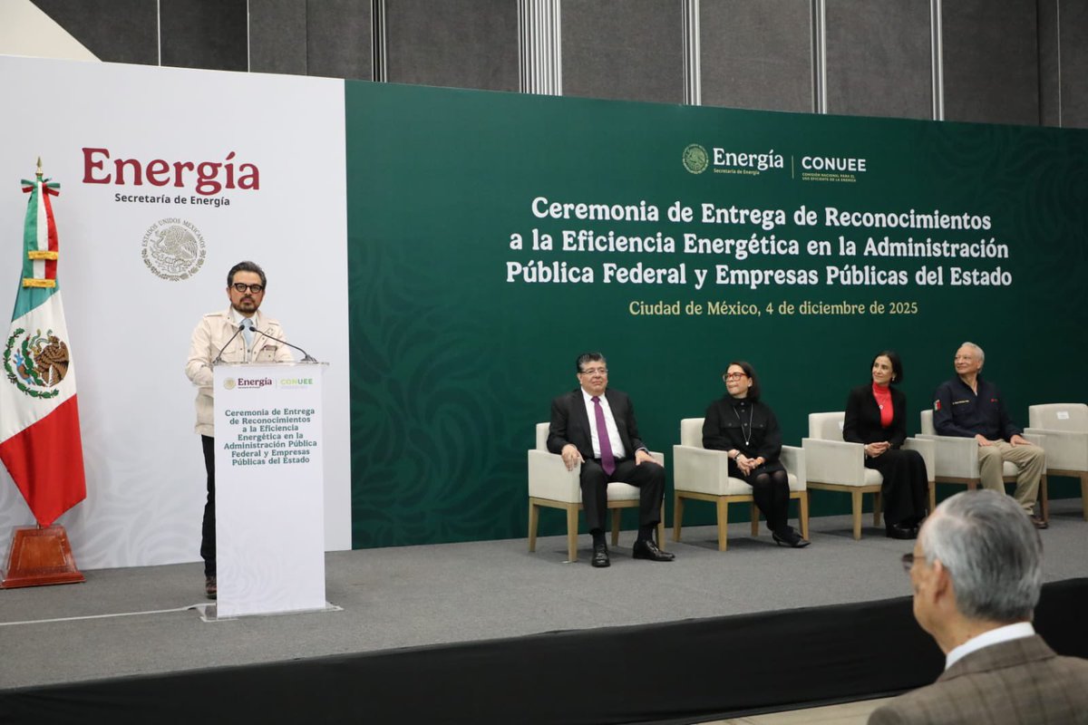 🌿Asistimos a la Ceremonia de Entrega de Reconocimientos a la Eficiencia Energética en la Administración Pública Federal y Empresas Públicas del Estado, un encuentro que nos recuerda que cuidar la salud también implica cuidar el planeta. 🌎

En <a href="/Tu_IMSS/">IMSS </a> hemos puesto manos a la