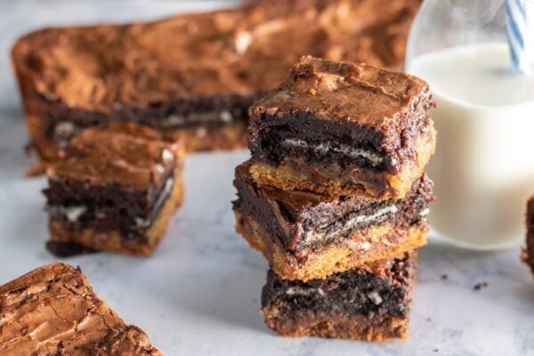 kyleecooks's tweet image. Make this decadent dessert from scratch! With cookie dough on the base, oreos in the middle and brownie batter poured over the top, these Slutty Brownies are the ultimate dessert! #brownies #baking #chocolate #oreo #dessert #kyleecooks kyleecooks.com/slutty-brownie…