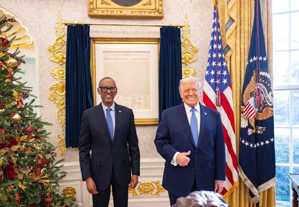 petertiani007's tweet image. #RDC… 

Boum 💥 Boum 💥 Boum 💥 

Les photos suffisent :

quelqu’un s’est fait remonter les bretelles.

Sourire crispé.

Atmosphère électrique.

Le reste n’est que discours fabriqué.

😂😂😂😂😂😂😂🔥🔥🔥🔥🔥🔥🔥🔥🔥🔥🔥

🇨🇩✊🏿